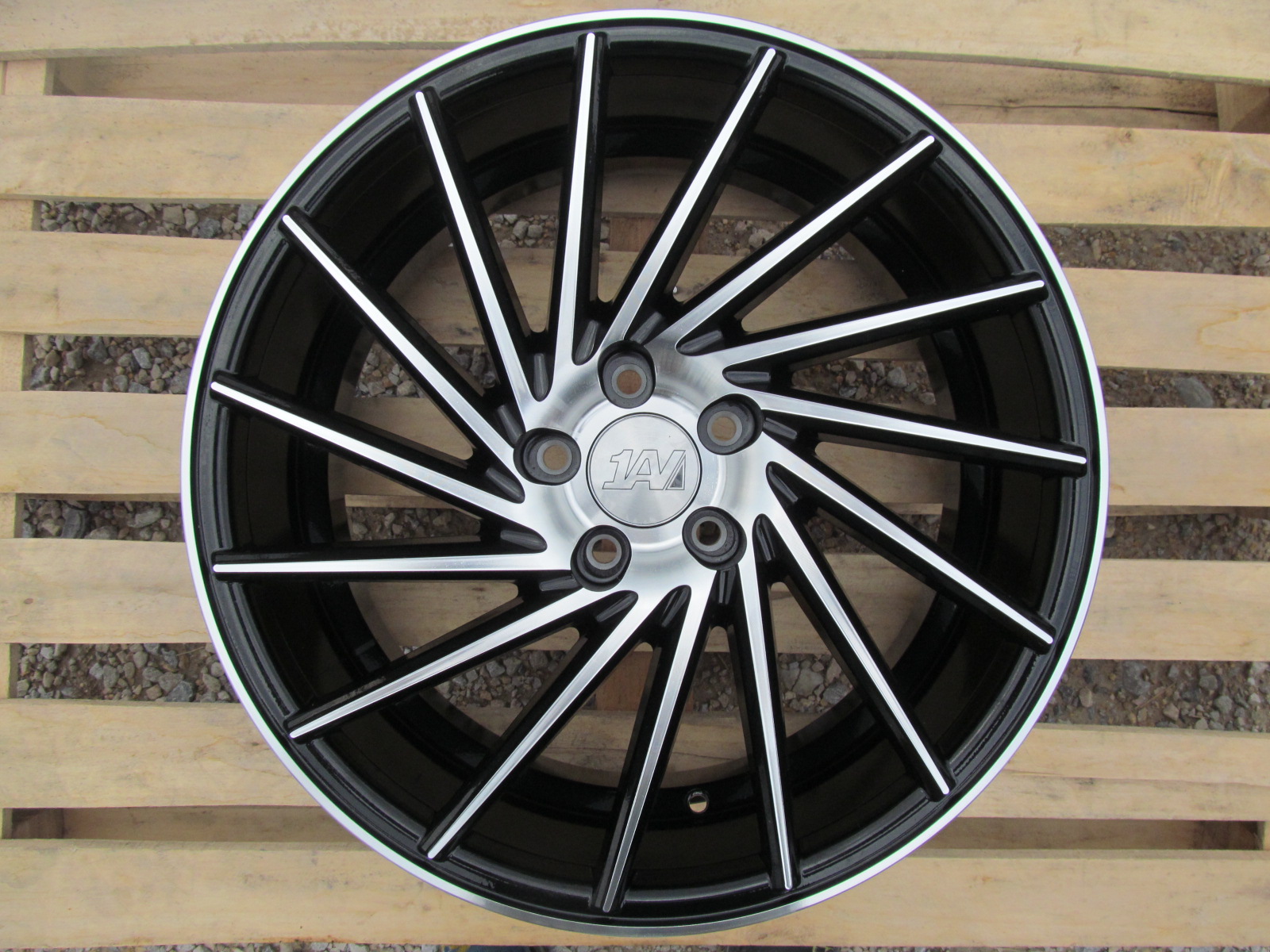 1AV ZX1 - turbínový disk s dizajnom pre ľavú a pravú stranu auta