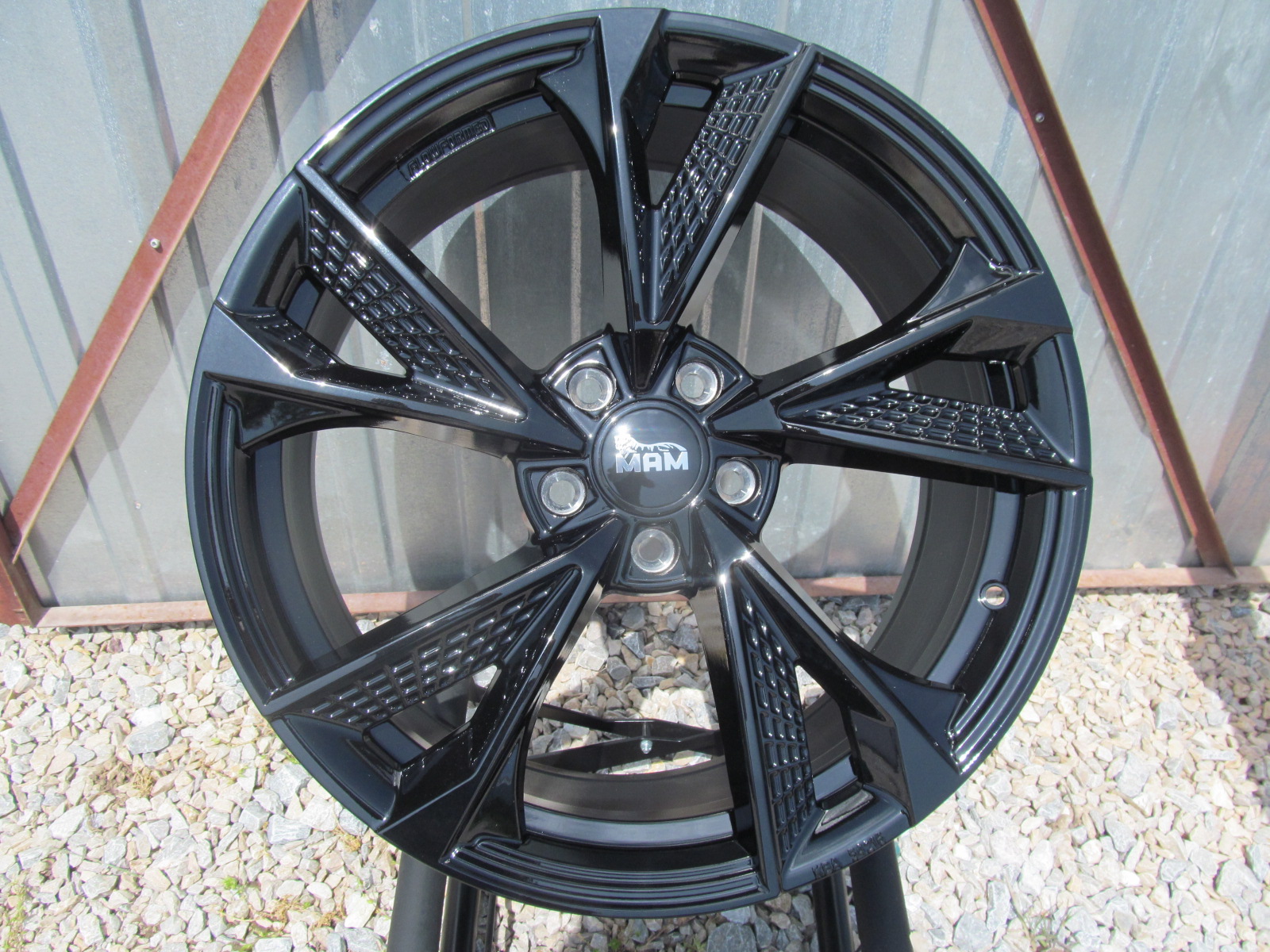 MAM RS6 - jasná inšpirácia pre Audi.