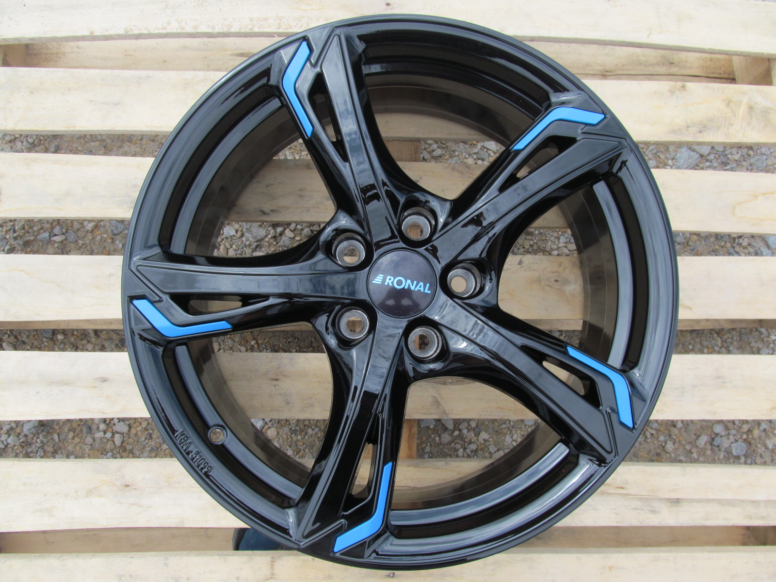RONAL R62 Blue - netradičný disk s modrými vložkami