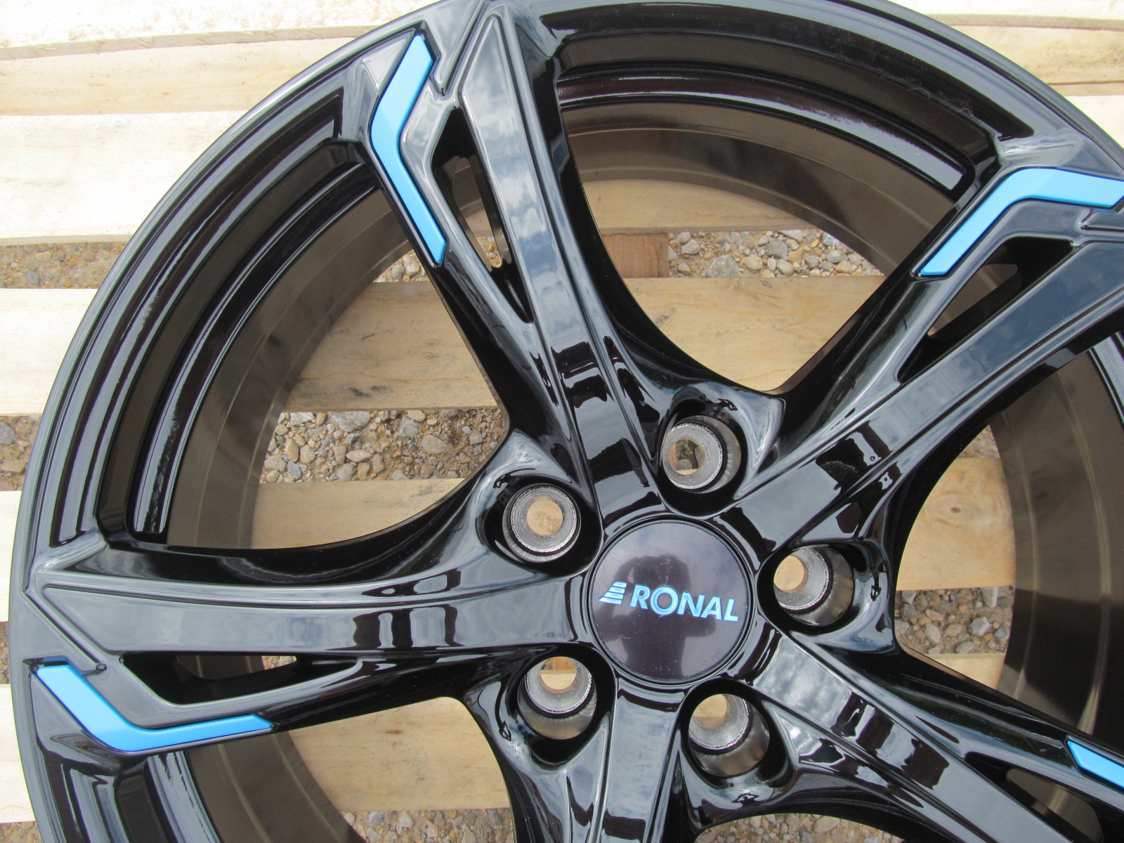 RONAL R62 Blue - netradičný disk s modrými vložkami